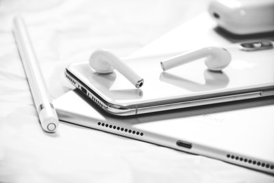 iphonex、AirPods、苹果铅笔和iPad的灰度照片